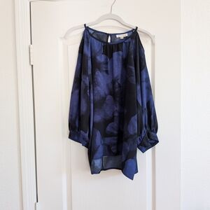 Prologue Blue Patterned Blouse With Open Shoulder Cutouts (Size Large)